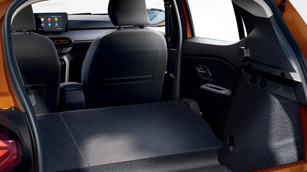 Discover the modular layout of the rear bench seat